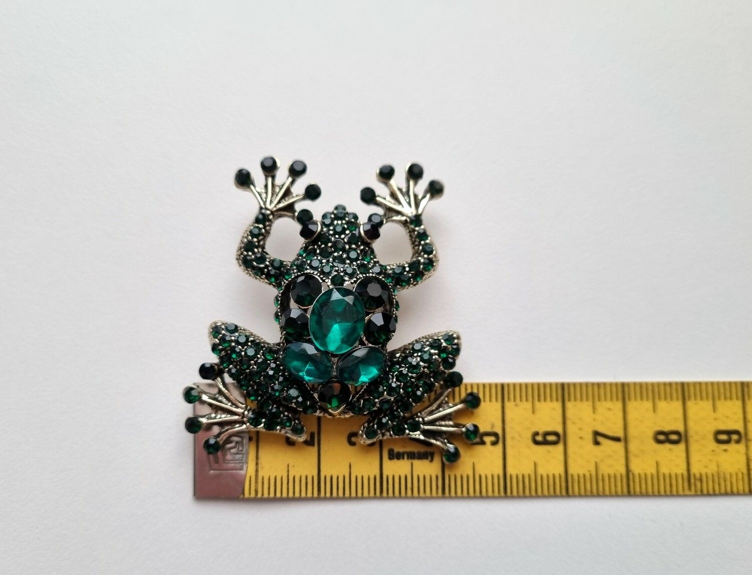 Brosch, Grön groda (svart och grön)