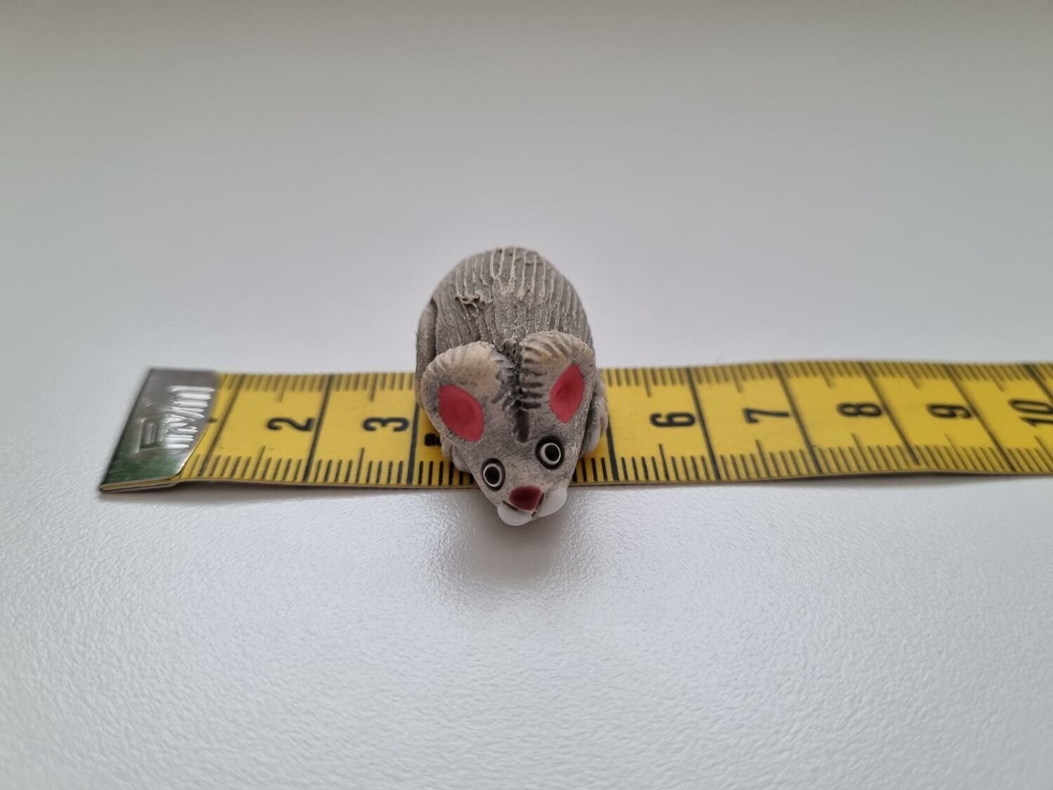 Figurin miniatyr mus, mini mus i keramik (ljusgrå)
