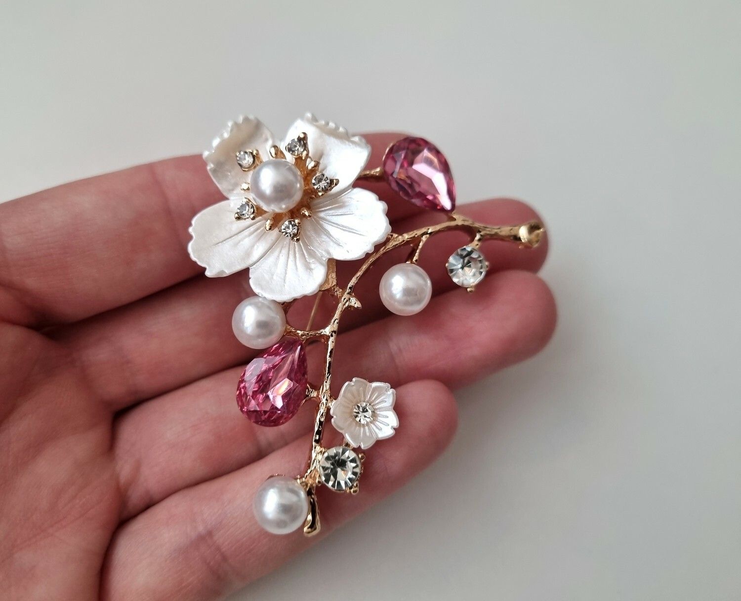 Vacker brosch Blomma med cerisefärgade blad