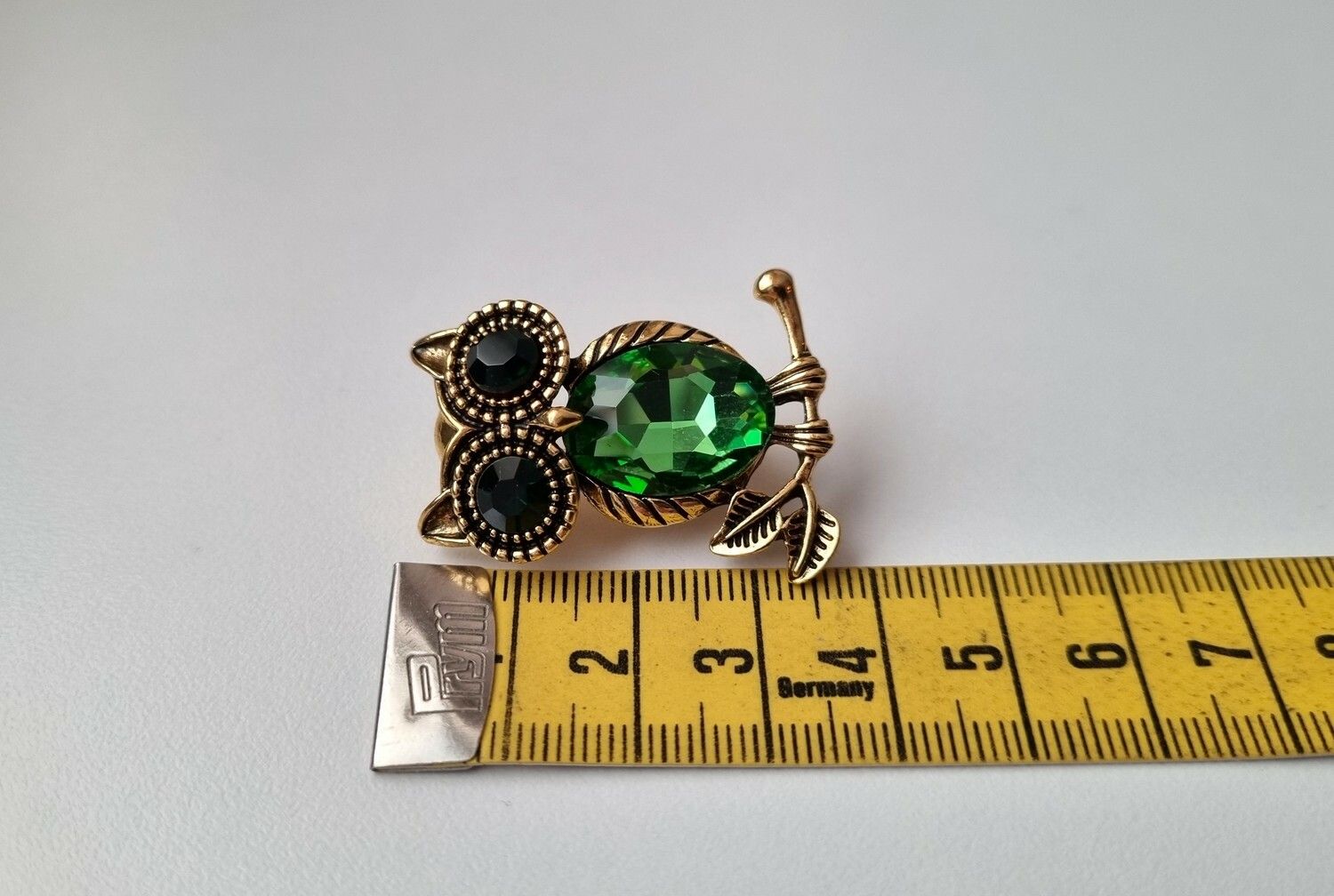 Brosch, Uggla med svarta ögon