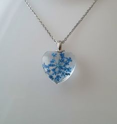 Halsband med hjärtformad glasberlock (45-50 cm justerbar längd)