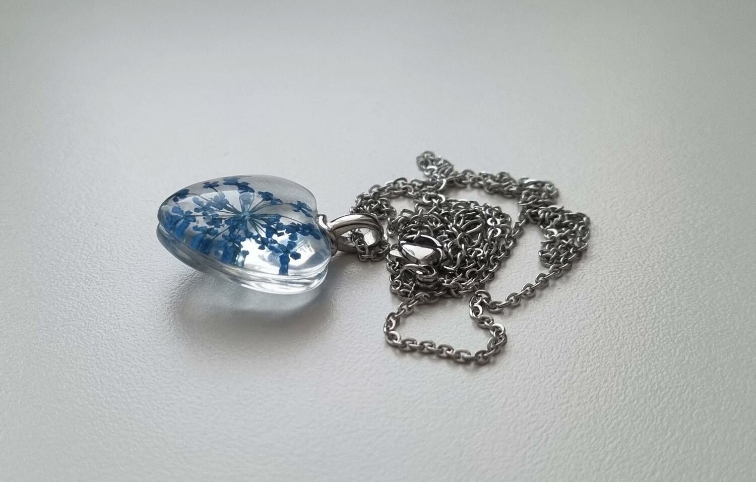 Halsband med hjärtformad glasberlock (45-50 cm justerbar längd)