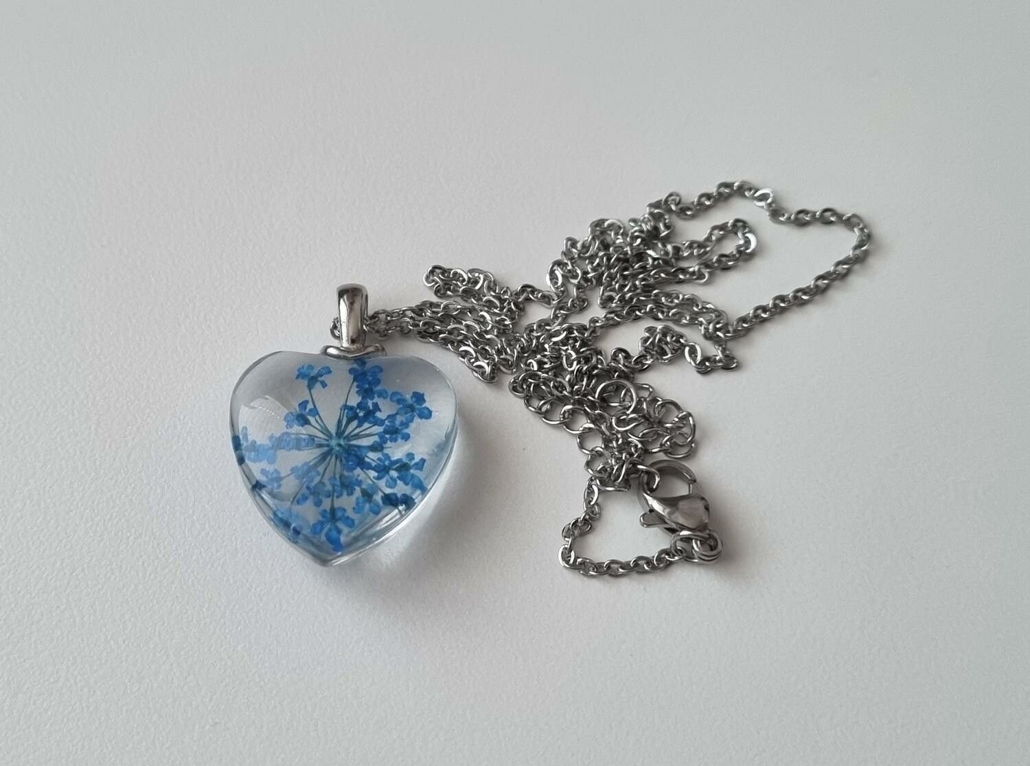 Halsband med hjärtformad glasberlock (45-50 cm justerbar längd)