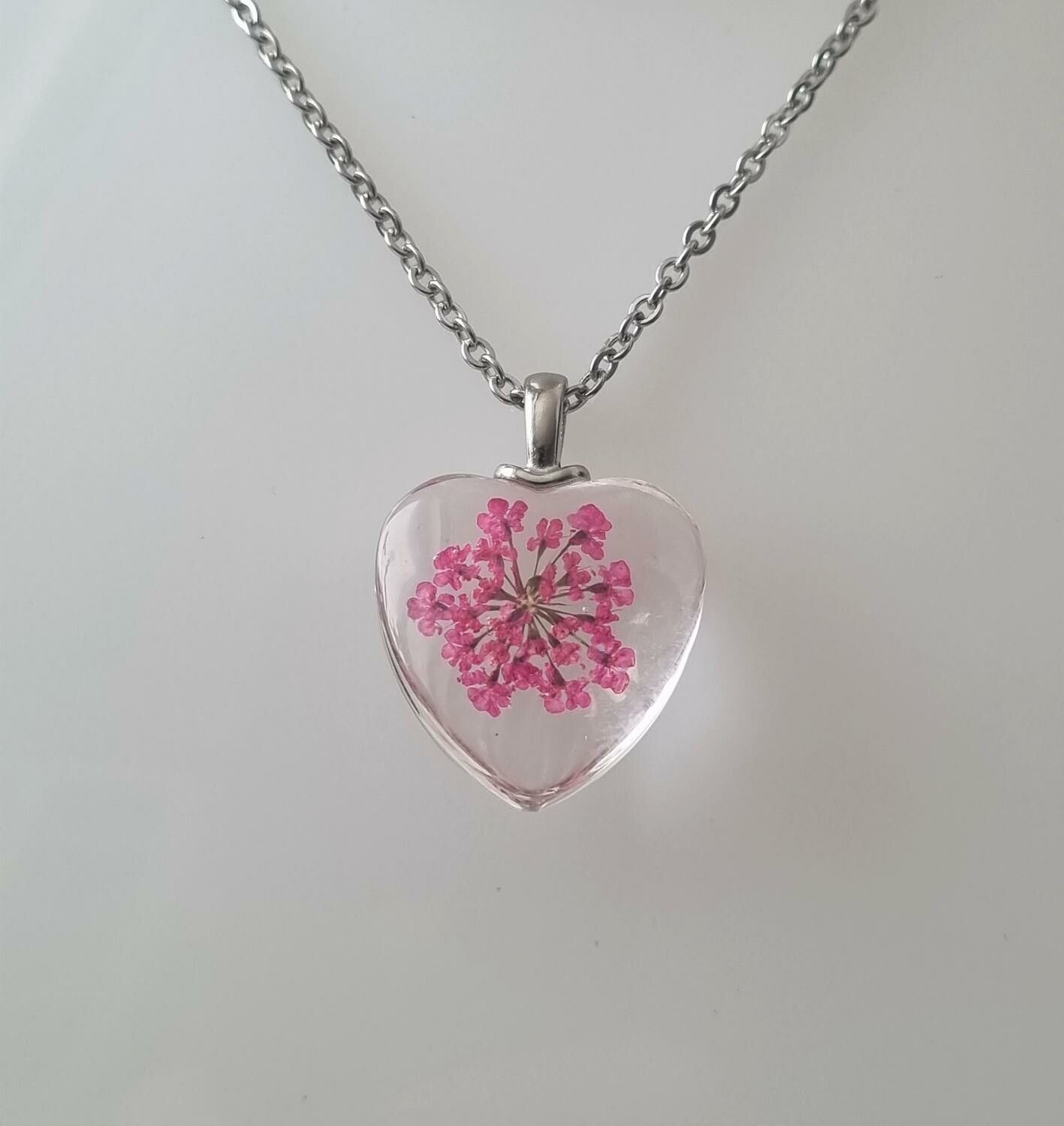 Halsband med hjärtformad glasberlock (55 cm lång kedja)