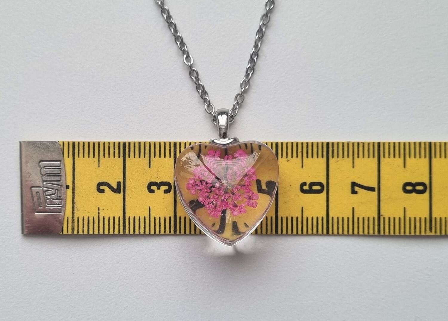 Halsband med hjärtformad glasberlock (55 cm lång kedja)