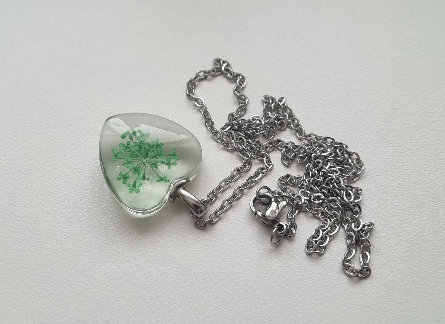 Halsband med hjärtformad glasberlock (50 cm lång kedja)