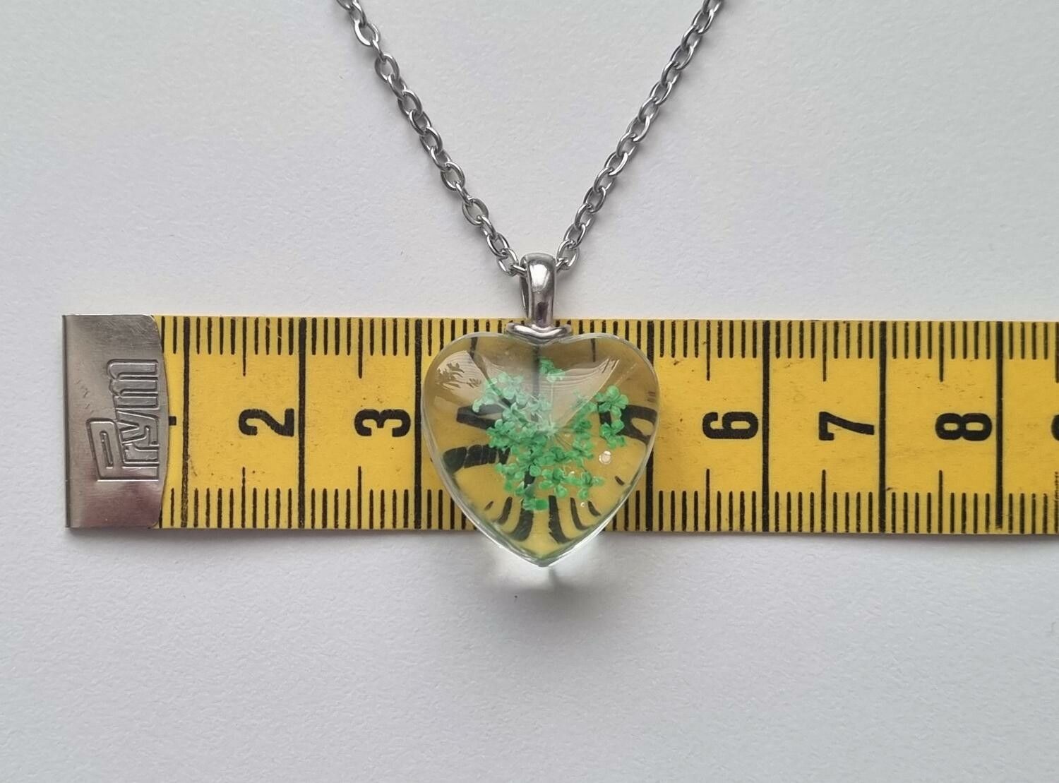 Halsband med hjärtformad glasberlock (50 cm lång kedja)