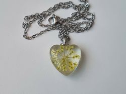 Halsband med hjärtformad glasberlock (50 cm lång kedja)