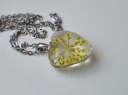 Halsband med hjärtformad glasberlock (50 cm lång kedja)
