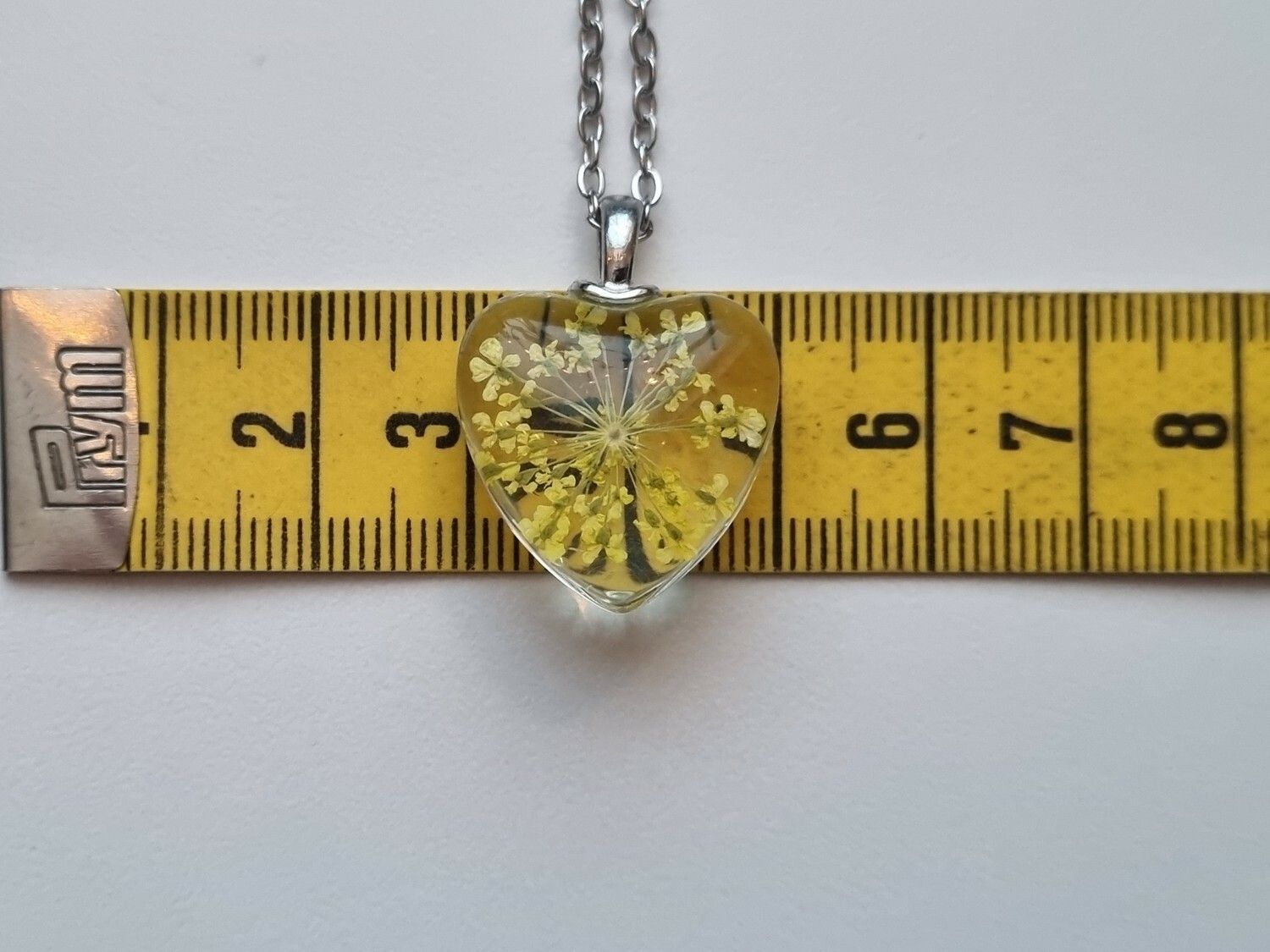 Halsband med hjärtformad glasberlock (50 cm lång kedja)