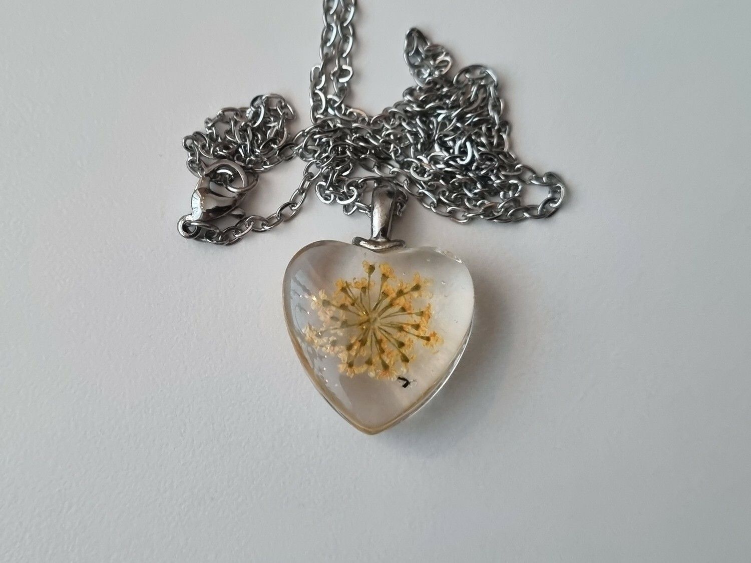 Halsband med hjärtformad glasberlock (50 cm lång kedja)