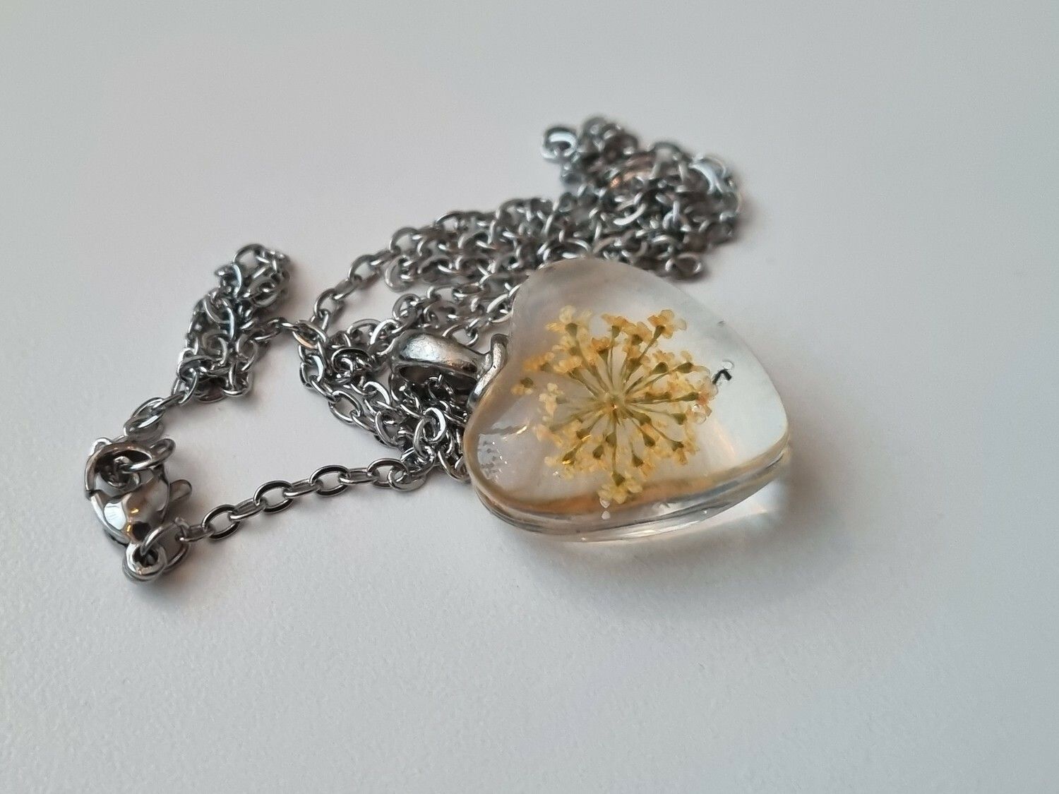 Halsband med hjärtformad glasberlock (50 cm lång kedja)