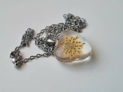 Halsband med hjärtformad glasberlock (50 cm lång kedja)