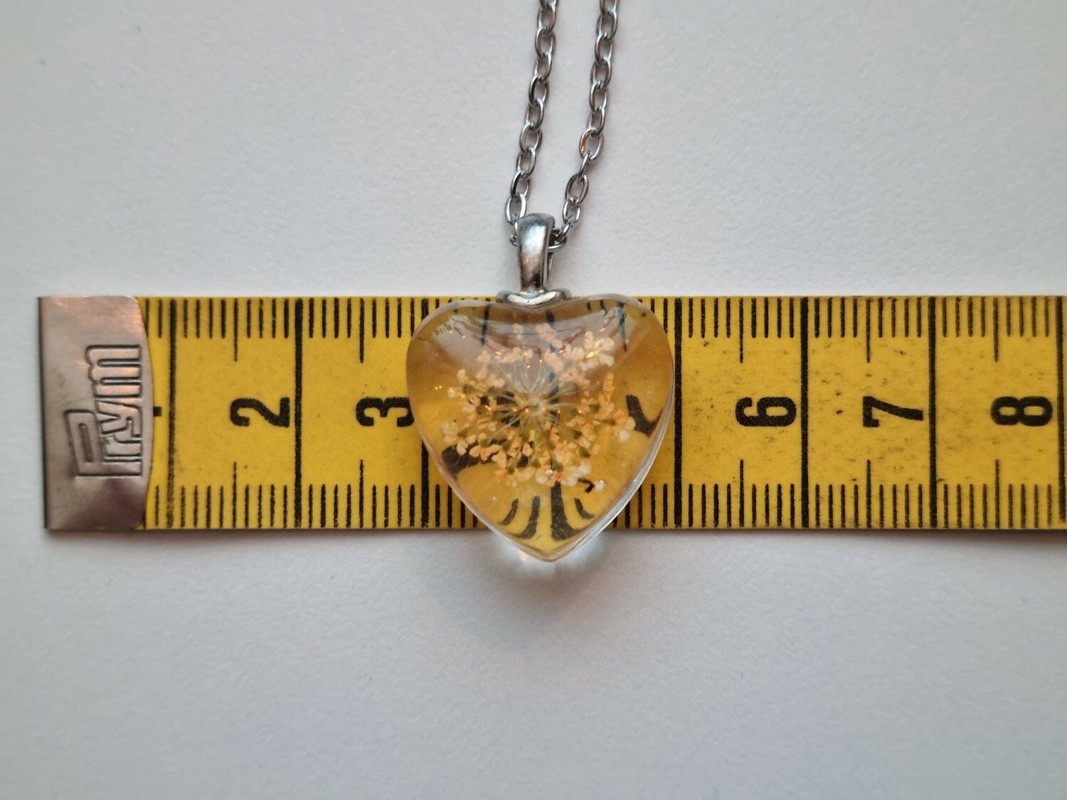 Halsband med hjärtformad glasberlock (50 cm lång kedja)