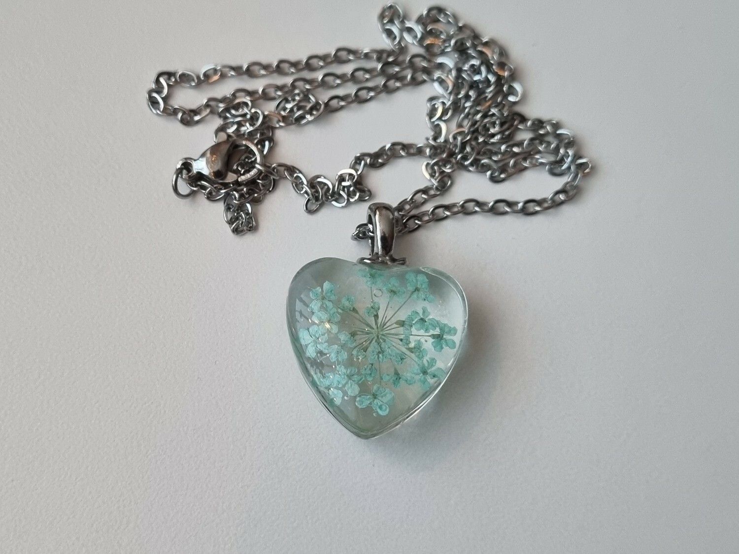 Halsband med hjärtformad glasberlock (50 cm lång kedja)