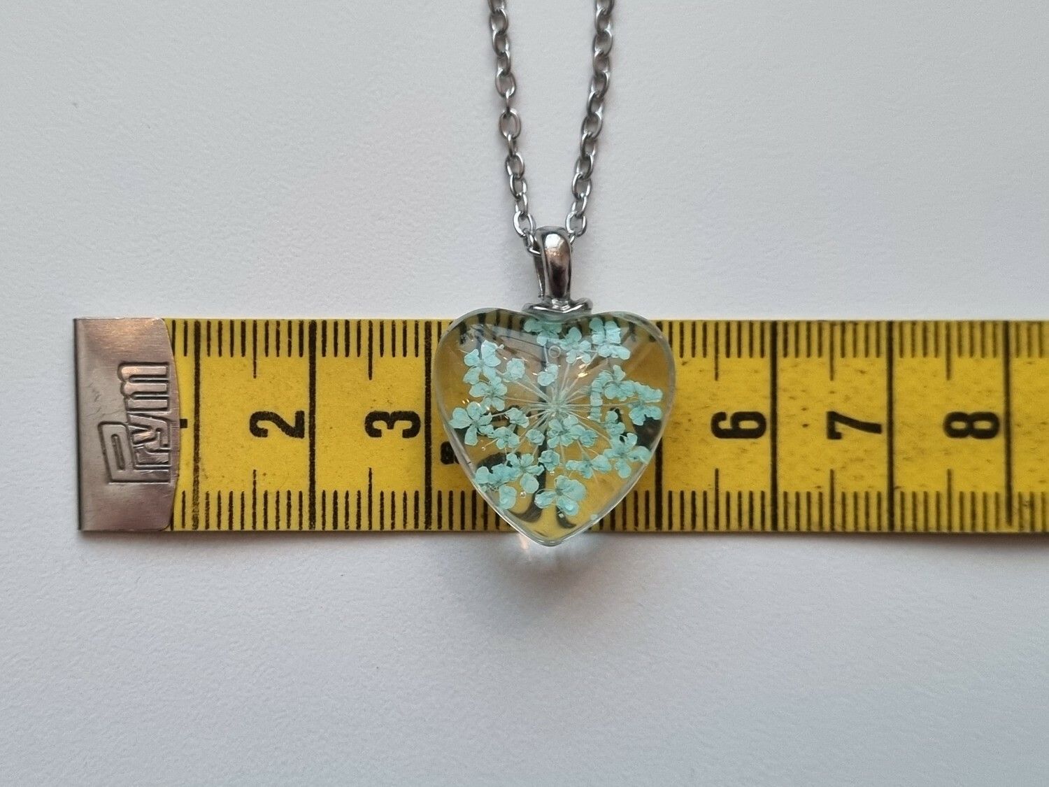 Halsband med hjärtformad glasberlock (50 cm lång kedja)