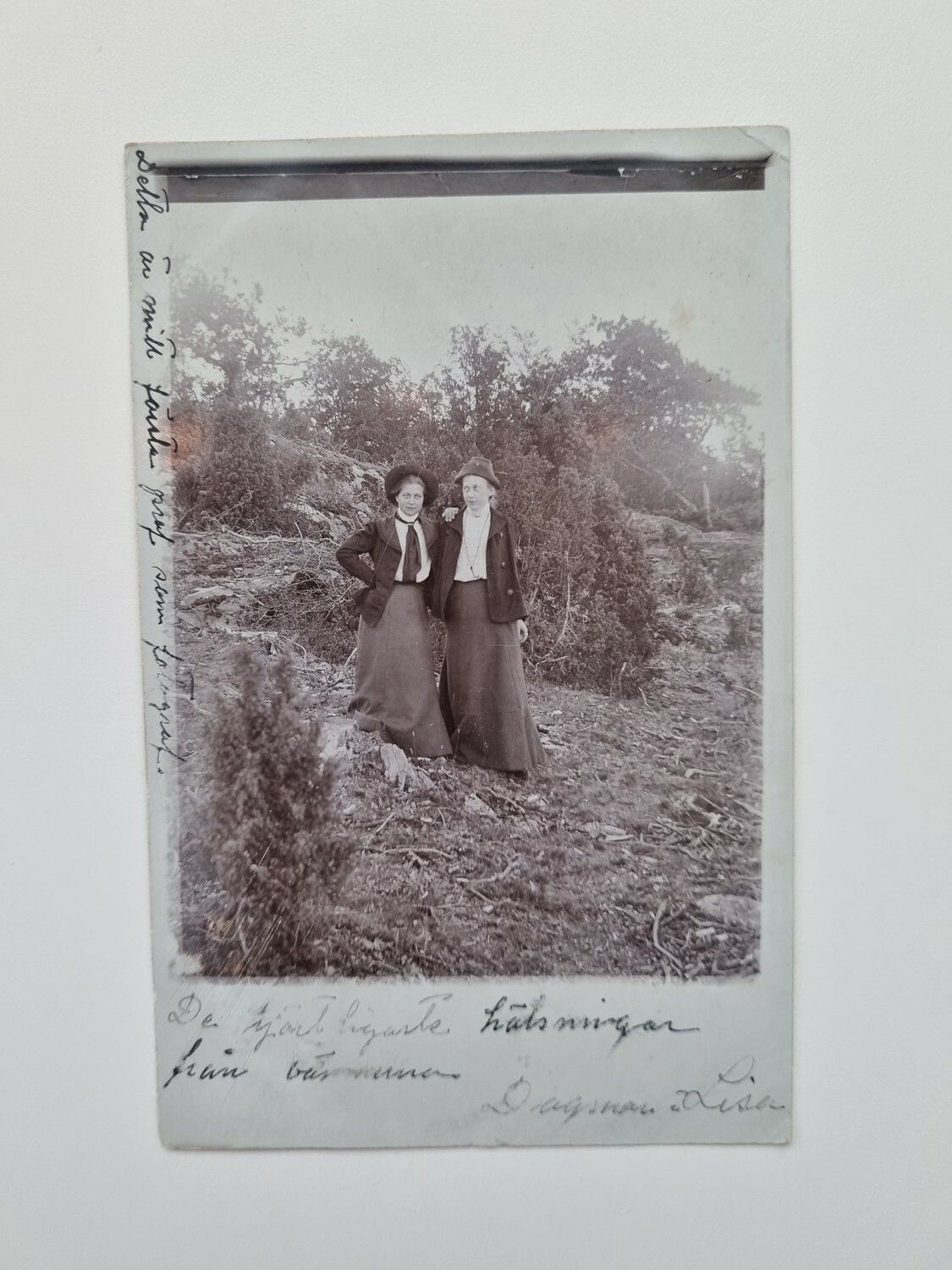 Vykort / brefkort. Fotografi på två kvinnor, 1908?