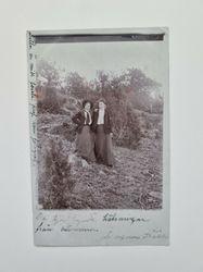 Vykort / brefkort. Fotografi på två kvinnor, 1908?