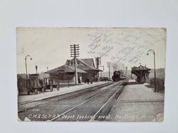 Vykort C.M.& St. P. RR. Depot looking west, Hastings, Hinn