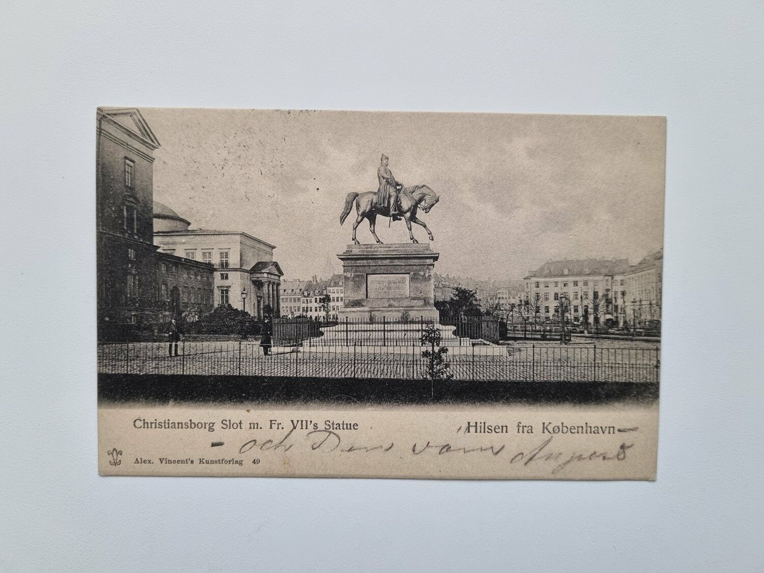 Vykort Christiansborg Slot m. Fr. VII's Statue, 1903 Hilsen fra København