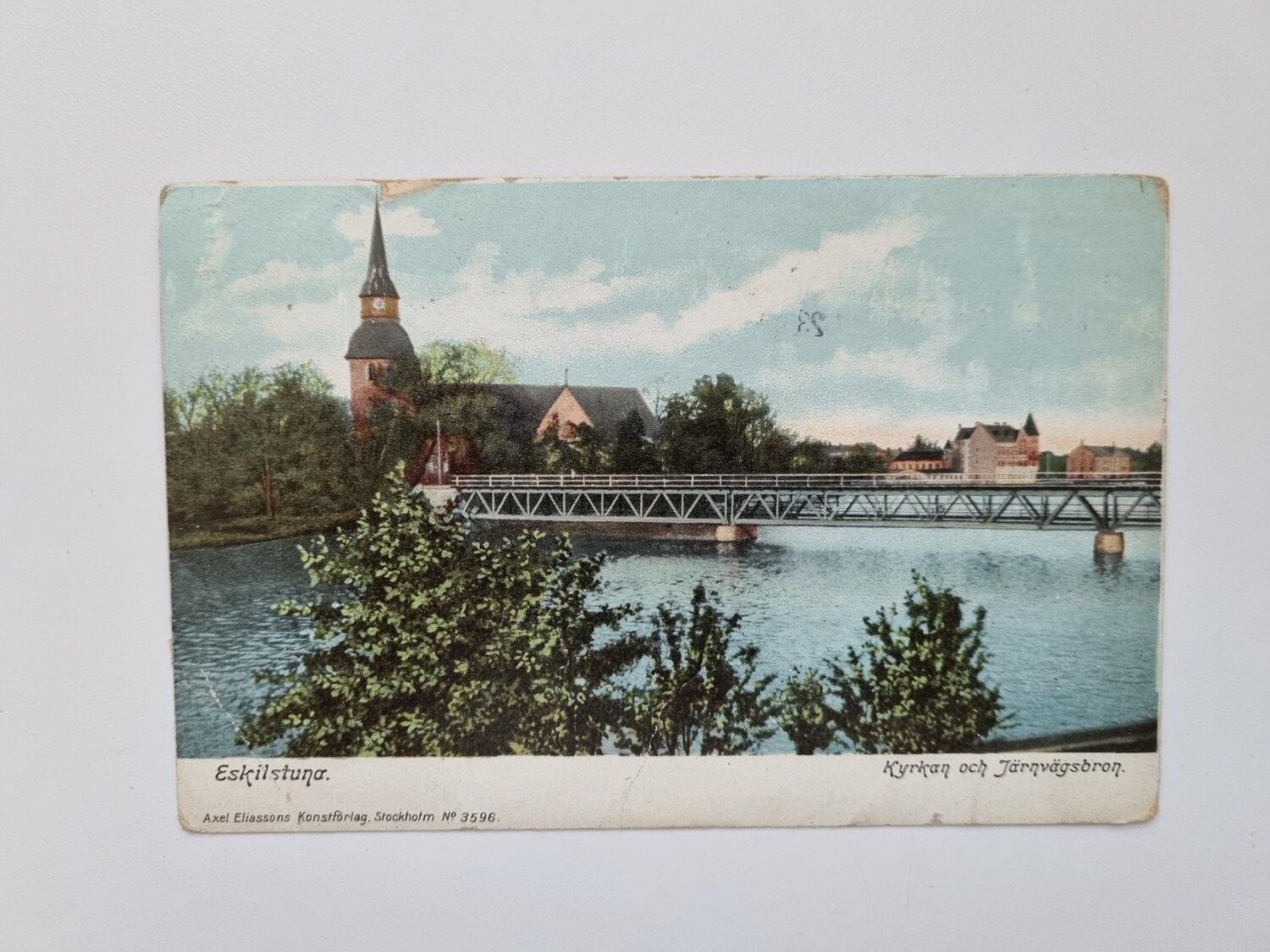 Vykort Eskilstuna. Kyrkan och Järnvägsbron, 1922