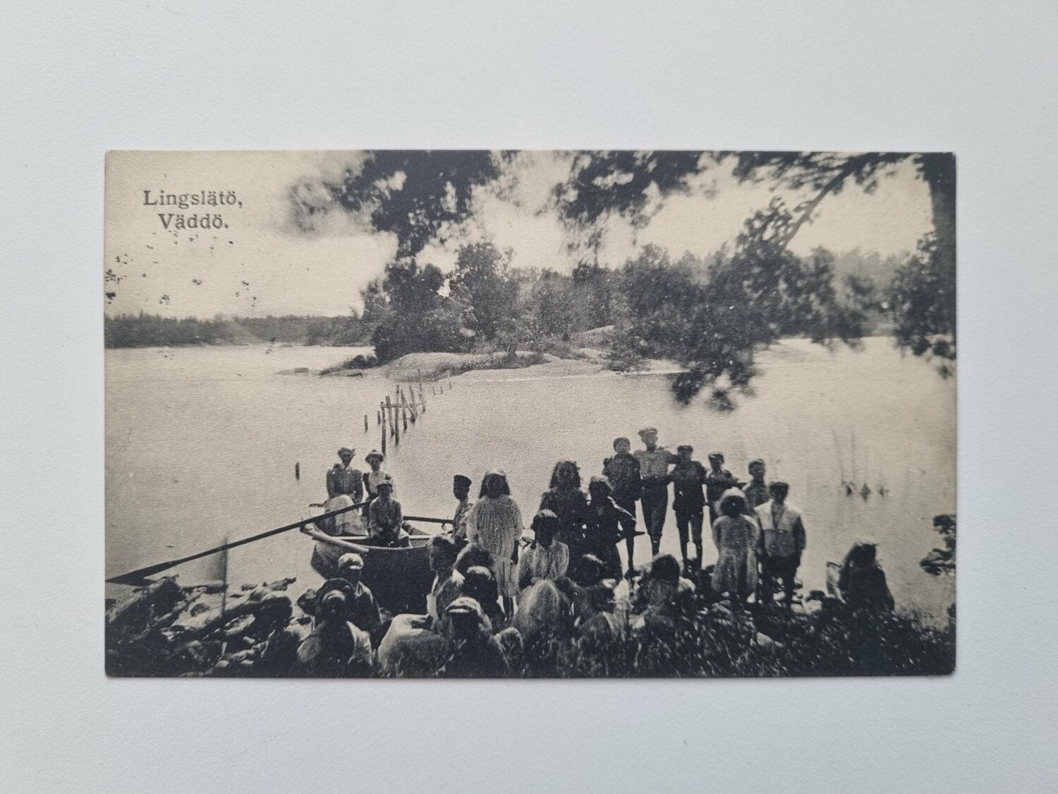 Vykort Folksamling vid vattnet, Lingslätö, Väddö 1915
