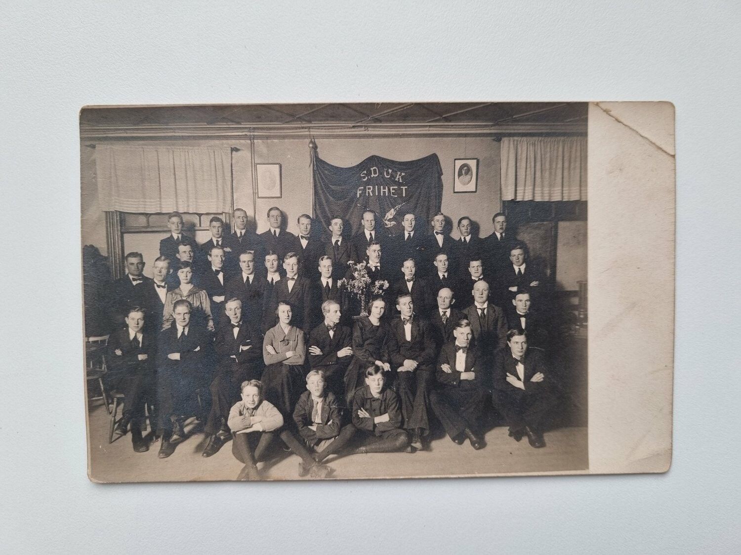 Vykort Fotografi / gruppbild 1921. S.D.U.K frihet?