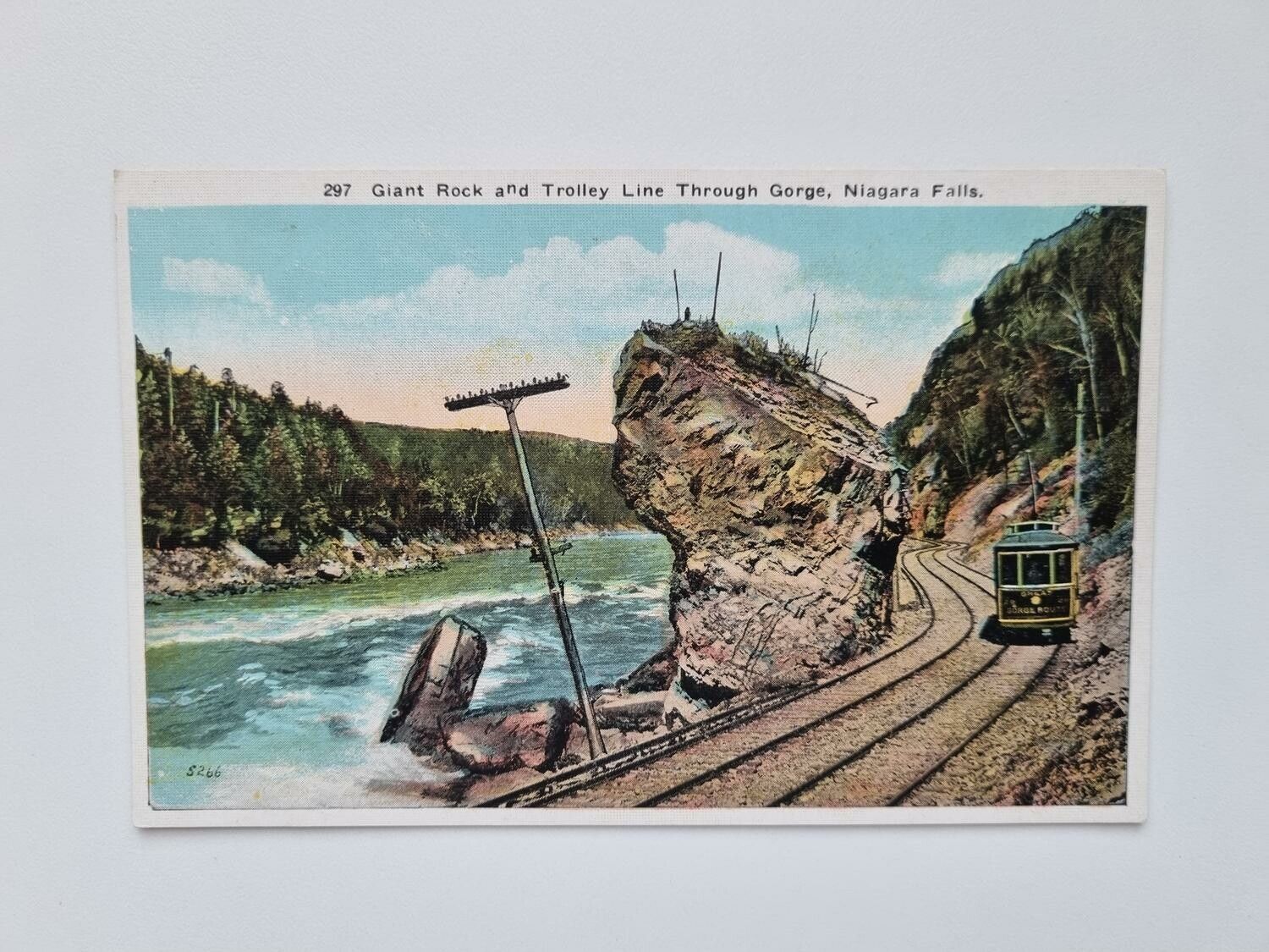 Vykort Giant Rock and Trolley Line Through Gorge, Niagara Falls.