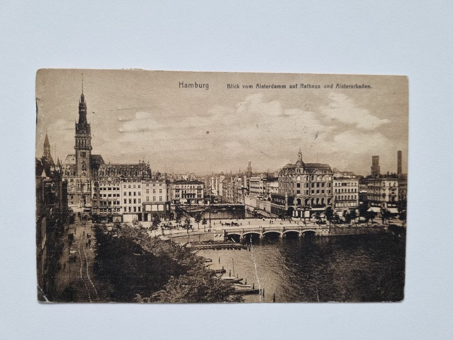 Vykort Hamburg Blick vom Aisterdamm auf Rathaus und Aisterarkaden.