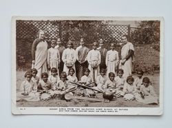 Vykort INDIAN GIRLS FROM THE SALVATION ARMY SCHOOL AT SATARA