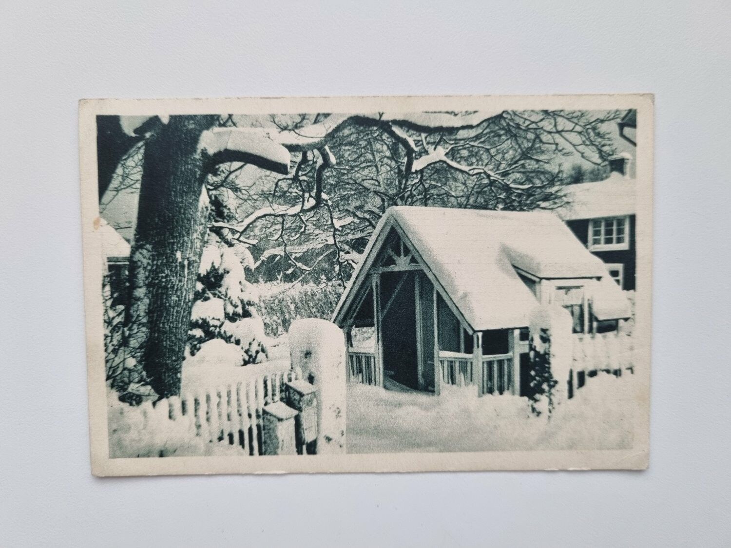 Vykort Julkort, snötäckt hus