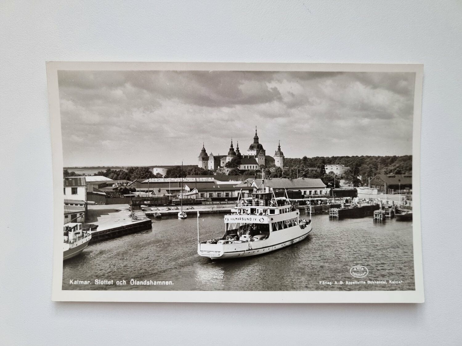 Vykort Kalmar. Slottet och Ölandshamnen