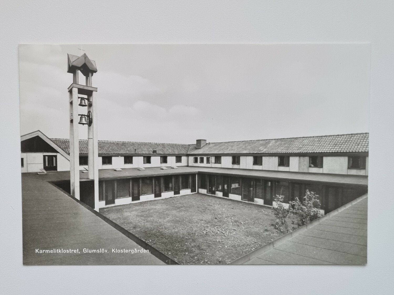 Vykort Karmelitklostret, Glumslöv. Klostergården