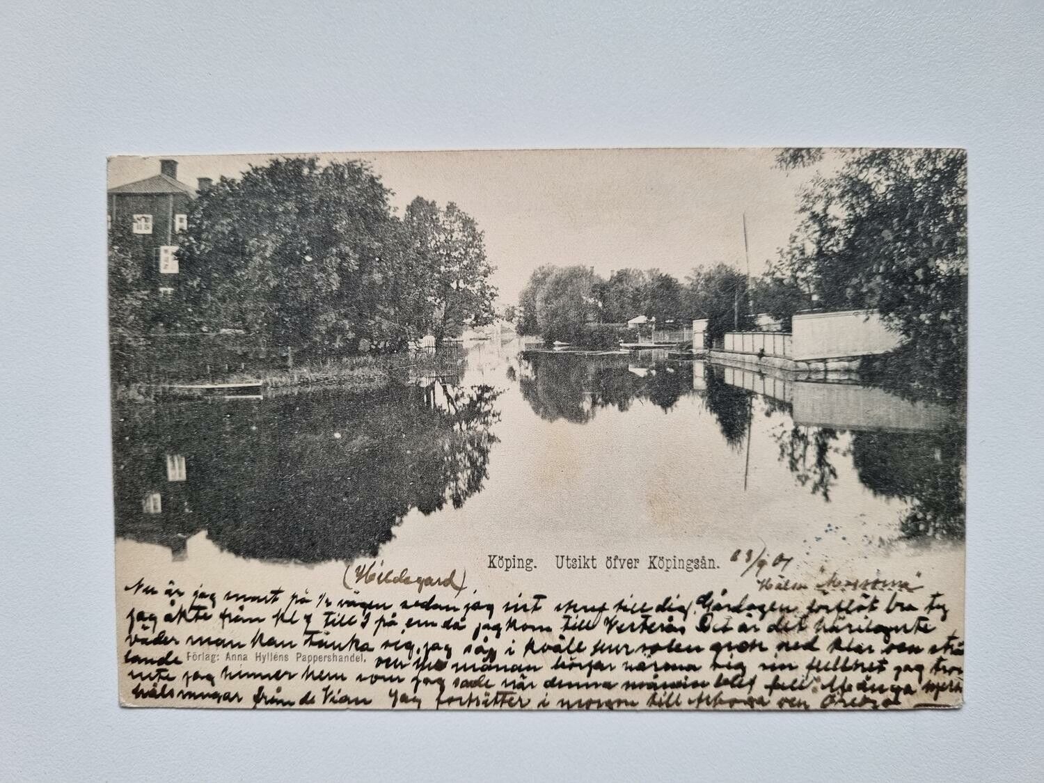 Vykort Köping. Utsikt öfver Köpingån, 1901