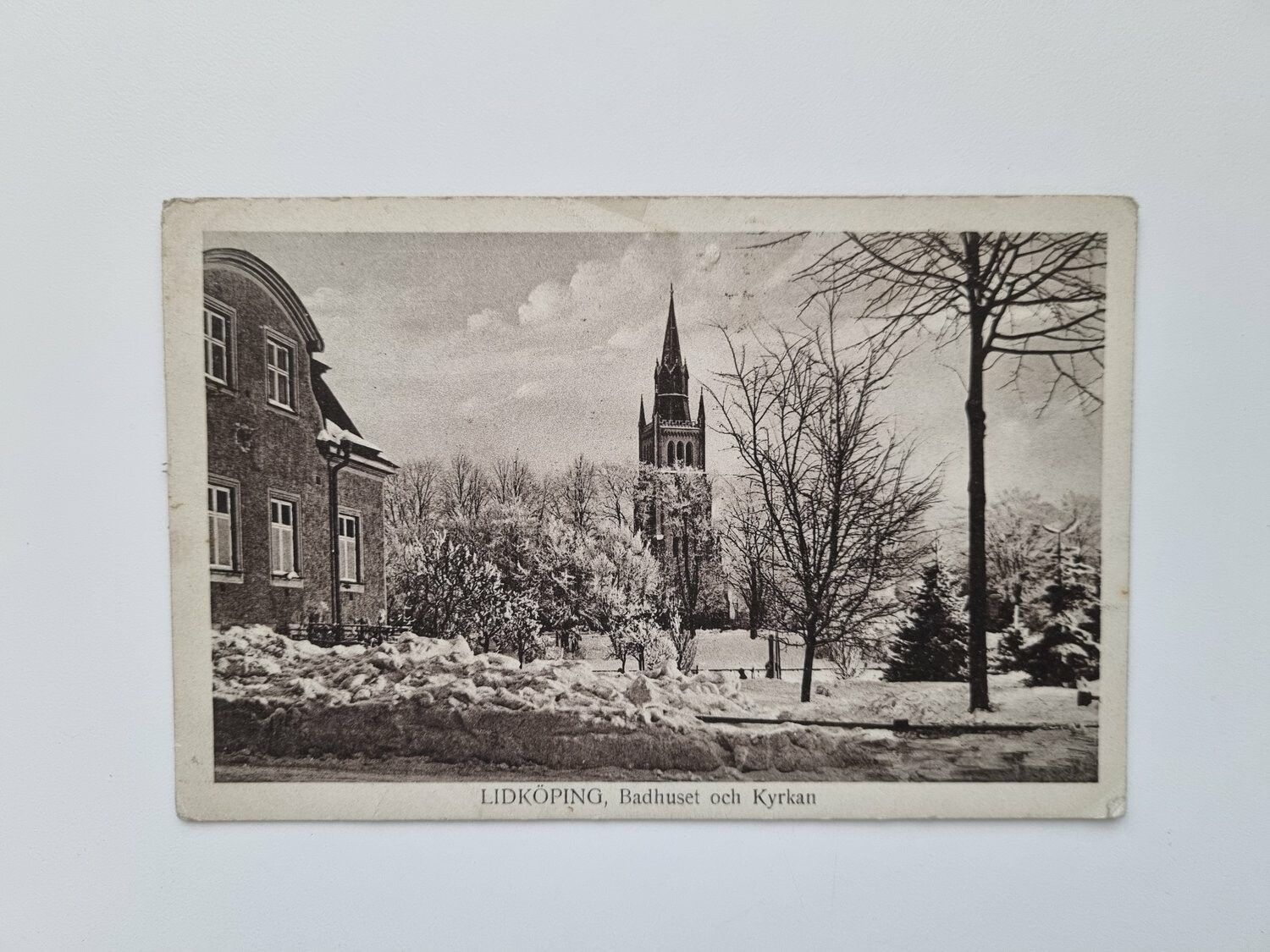 Vykort LIDKÖPING, Badhuset och Kyrkan