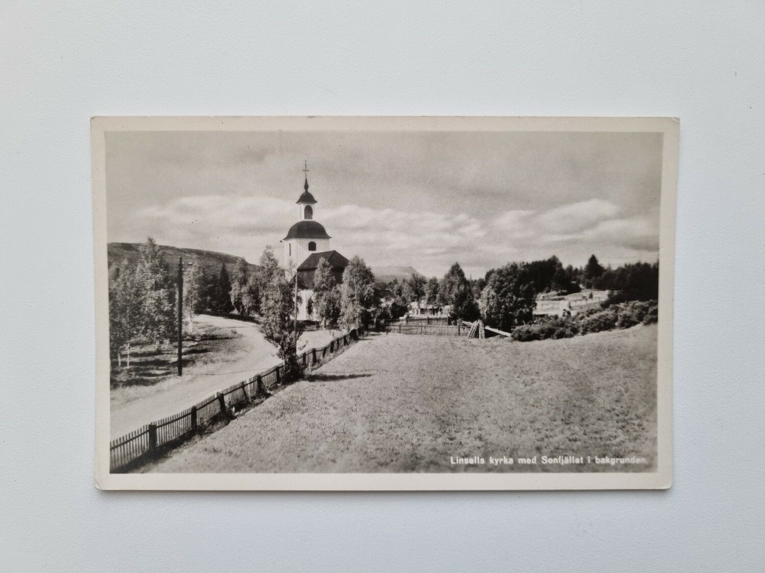 Vykort Linsells kyrka med Sonfjället i bakgrunden
