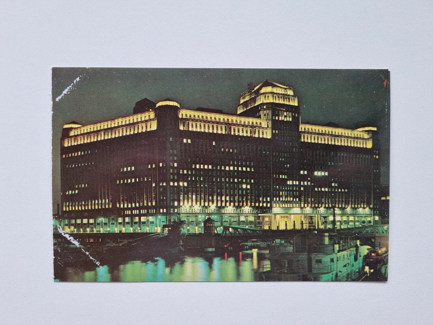 Vykort MERCHANDISE MART AT NIGHT CHICAGO, ILLINOIS