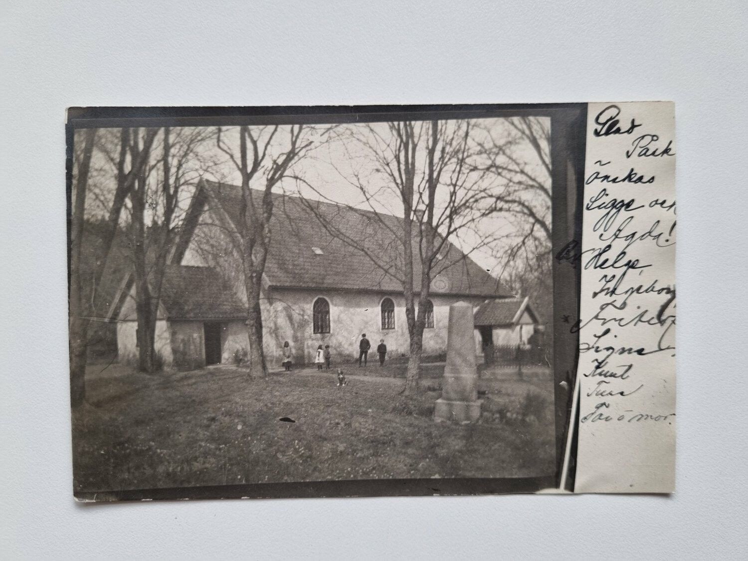 Vykort Människor framför kyrka 1911