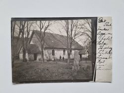 Vykort Människor framför kyrka 1911