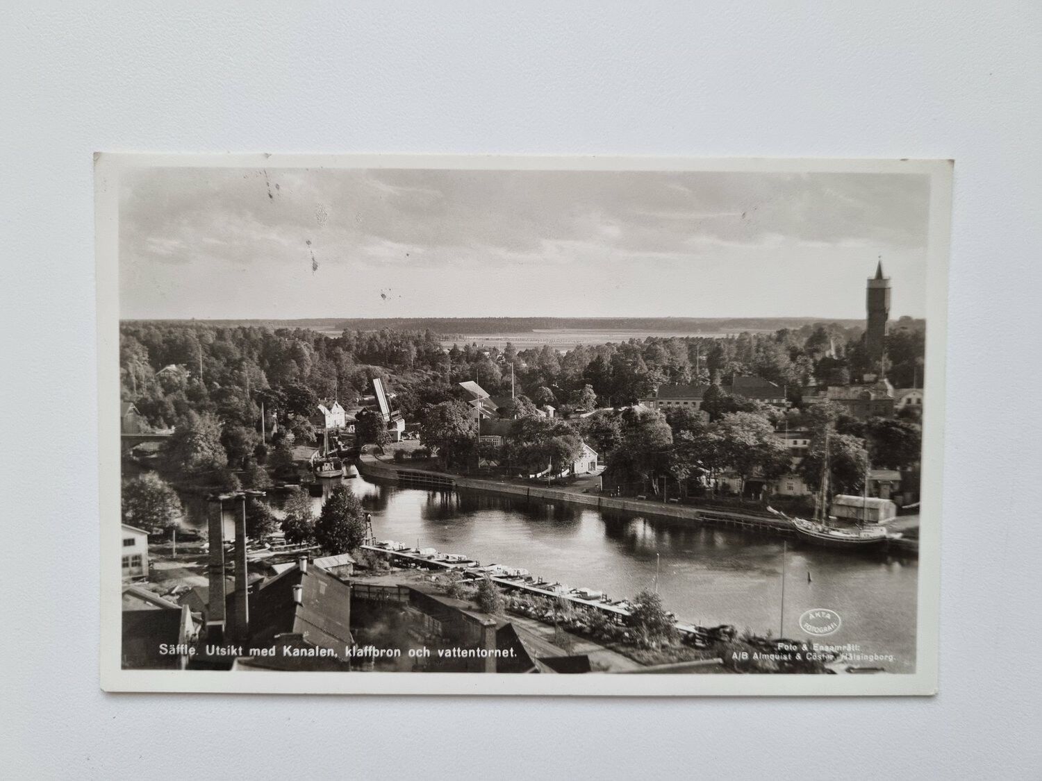 Vykort Säffle. Utsikt med Kanalen, klaffbron och vattentornet.