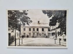 Vykort Trosa torg, människor framför stadshotellet