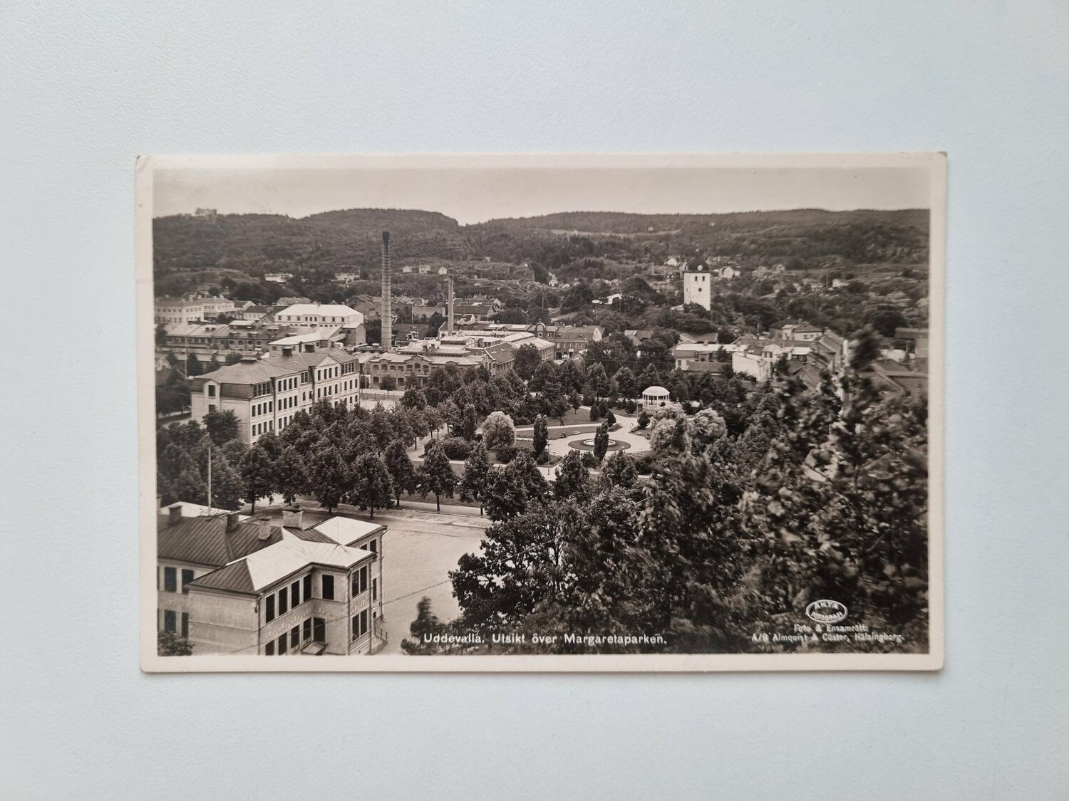 Vykort Uddevalla. Utsikt över Margaretaparken, 1944