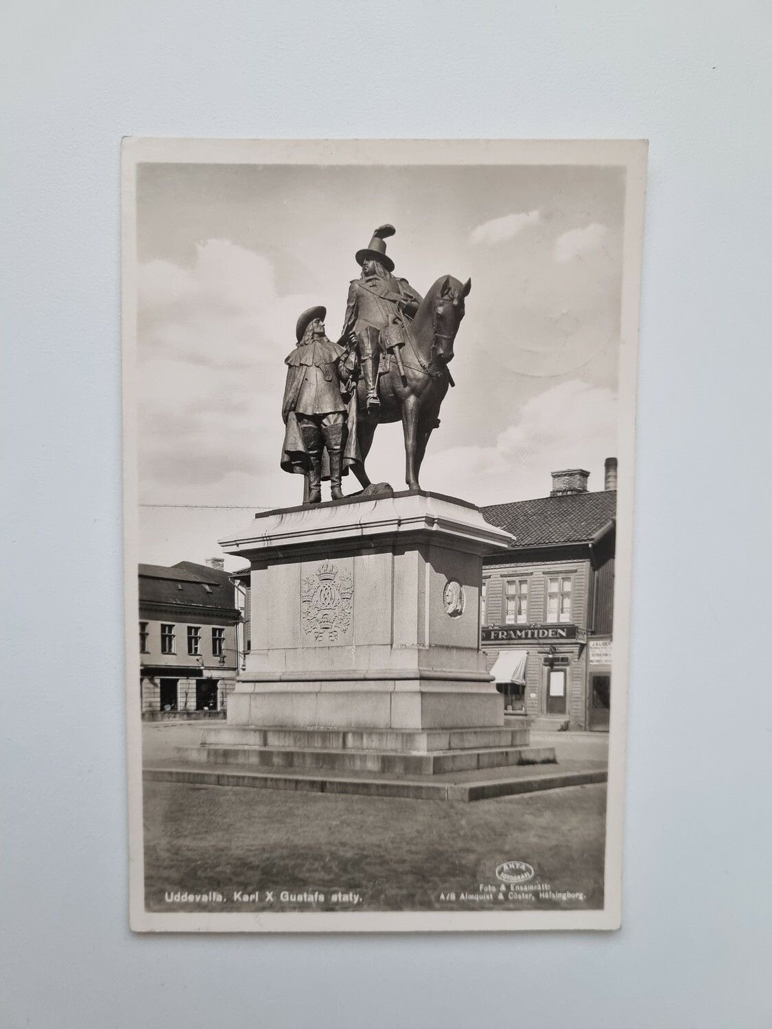 Vykort Uddevalla. Karl X Gustafs staty,