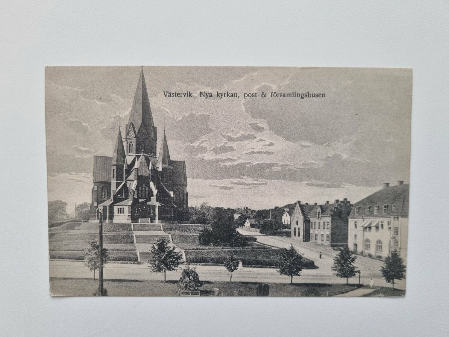 Vykort Västervik Nya kyrkan, post & församlingshusen