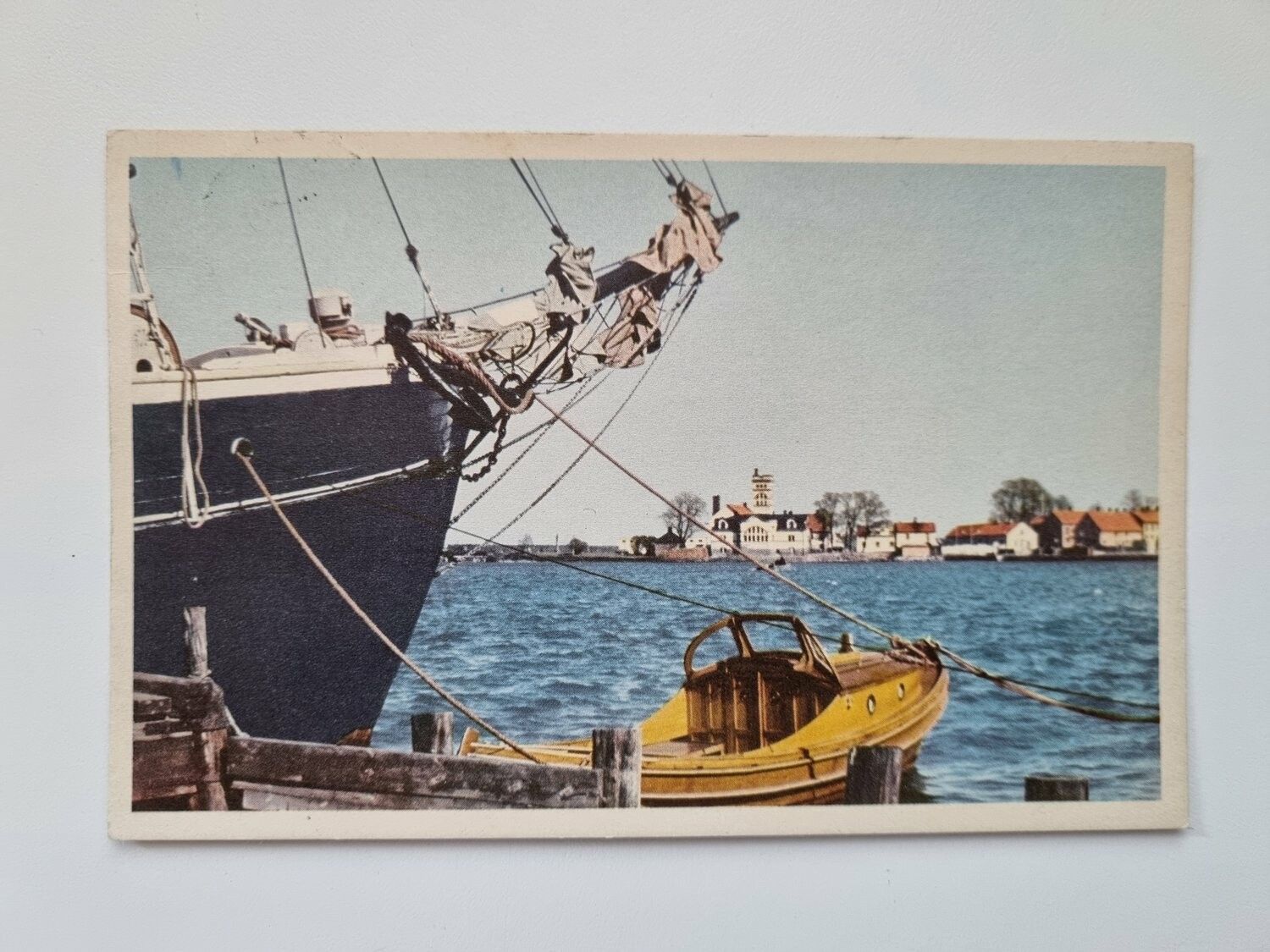 Vykort Västervik, Utsikt från strandvägen 1956, båtar