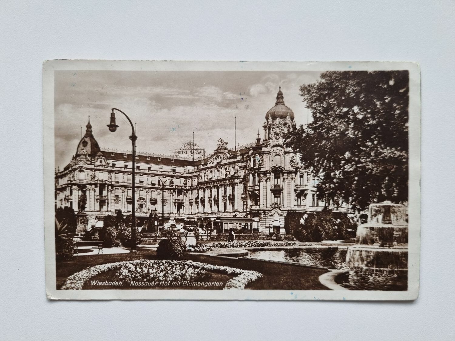 Vykort Wiesbaden. Nassauer Hof mit Blumengarten 1929