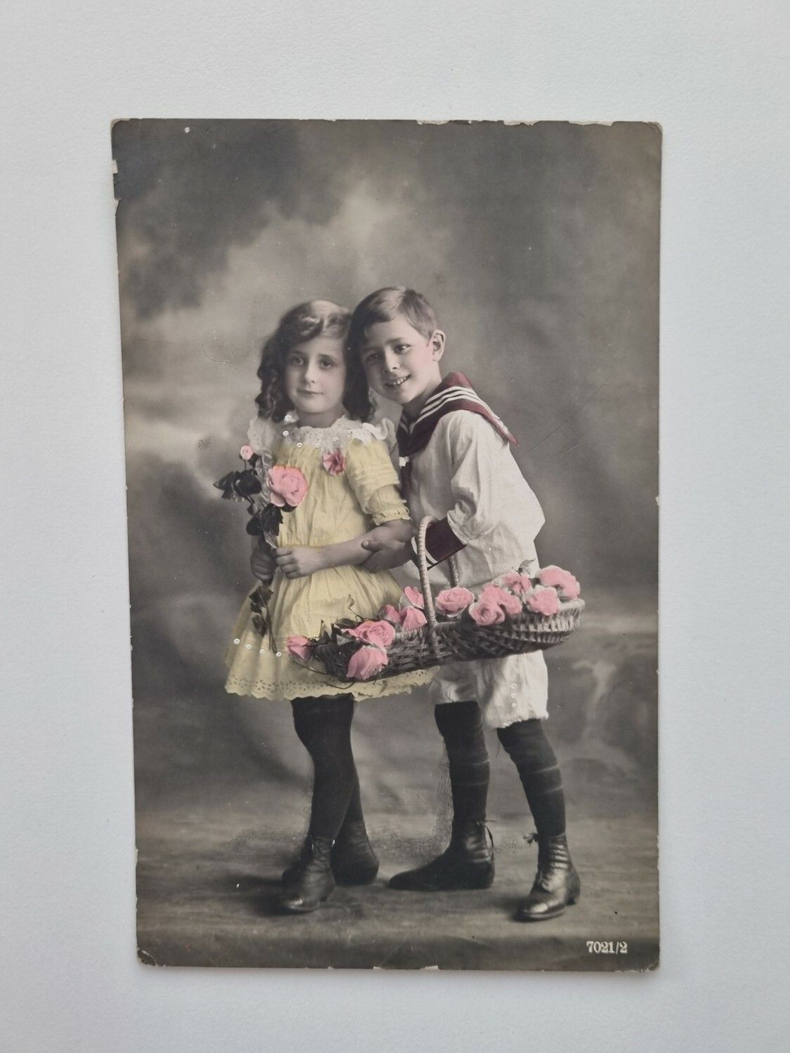 Vykort, Fotografi på barn med en korg rosor