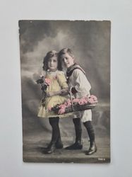 Vykort, Fotografi på barn med en korg rosor