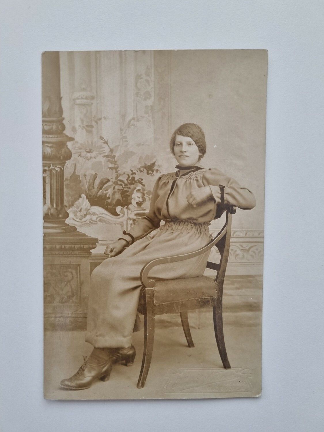 Vykort, Fotografi på en elegant kvinna sittandes i sin stol