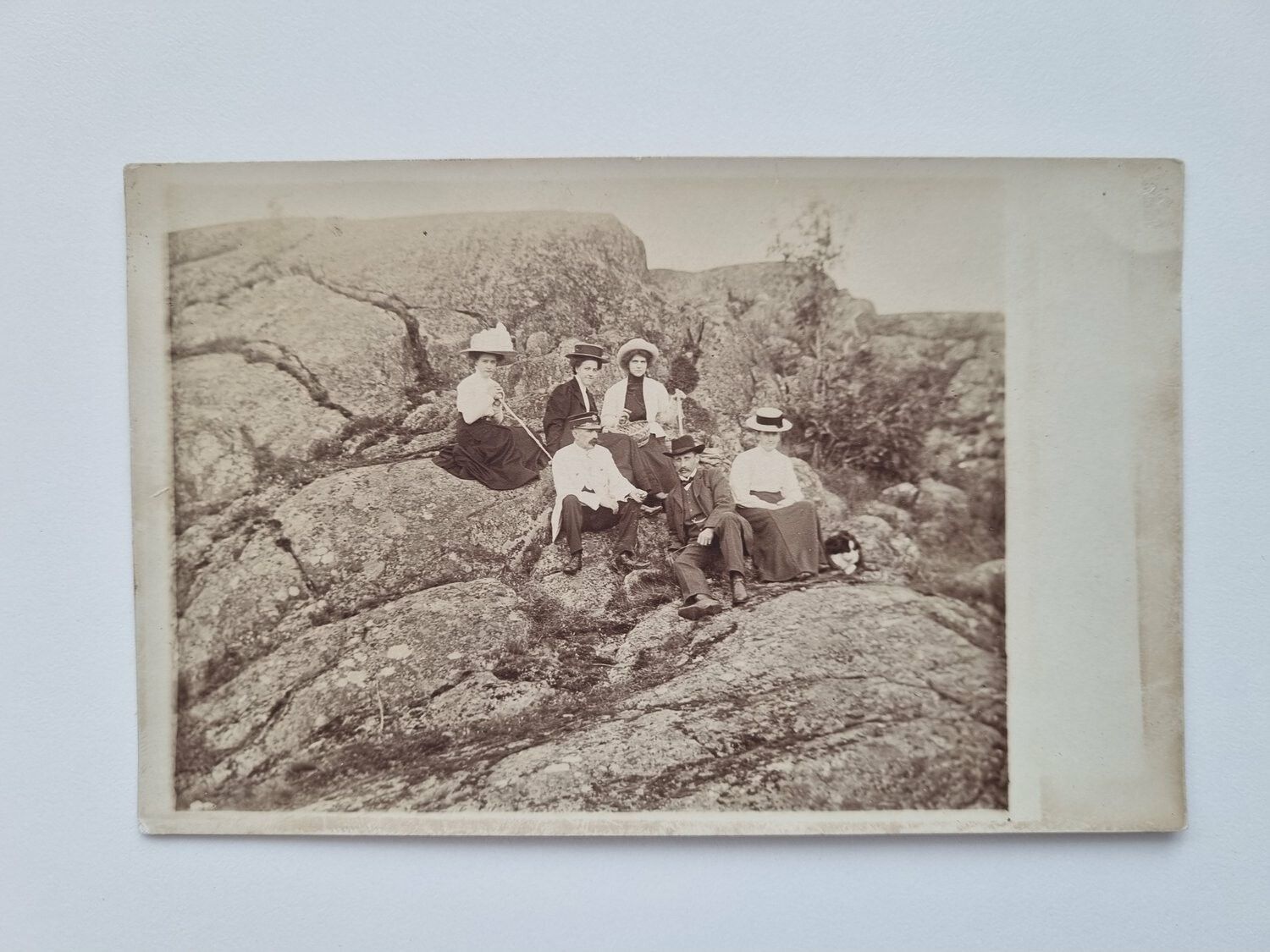 Vykort, Fotografi på människor på en klippa, 1910